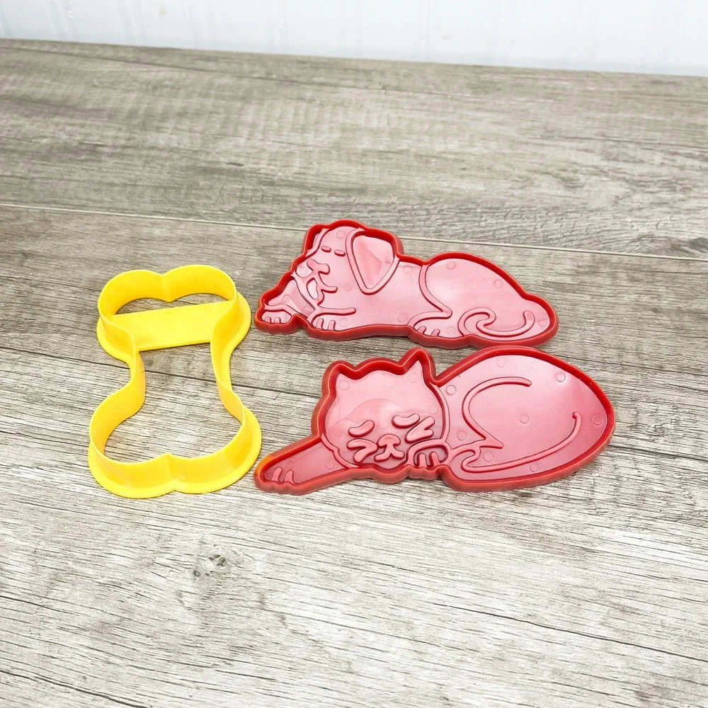 Vintage Cat and Dog Cookie Cutters, Chilton Baking Accessories